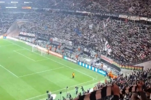 爱奇艺体育官网首页-足球最美的样子！法兰克福出局后球迷集体高歌鼓舞球队