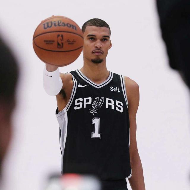 爱奇艺体育官方下载入口-文班亚马圣城初亮相 撤步三分+炮弹传球引惊呼